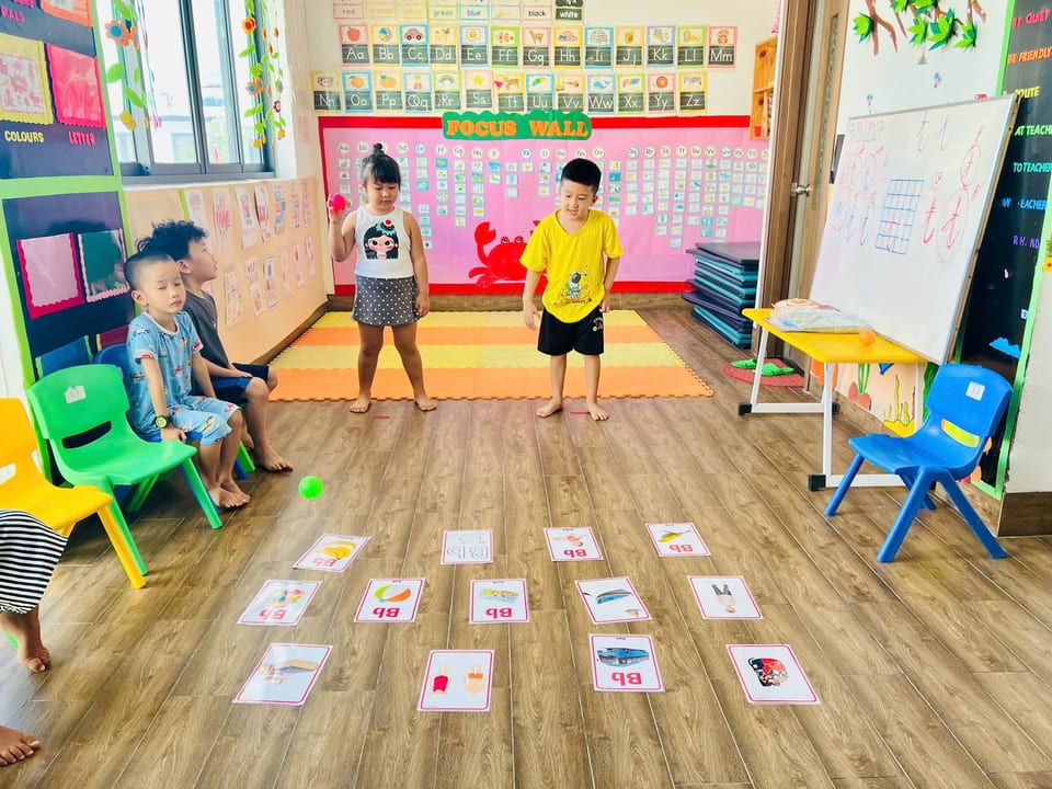 Các bé chơi trò chơi từ vựng tiếng Anh, nhảy qua những tấm thẻ hình trên sàn