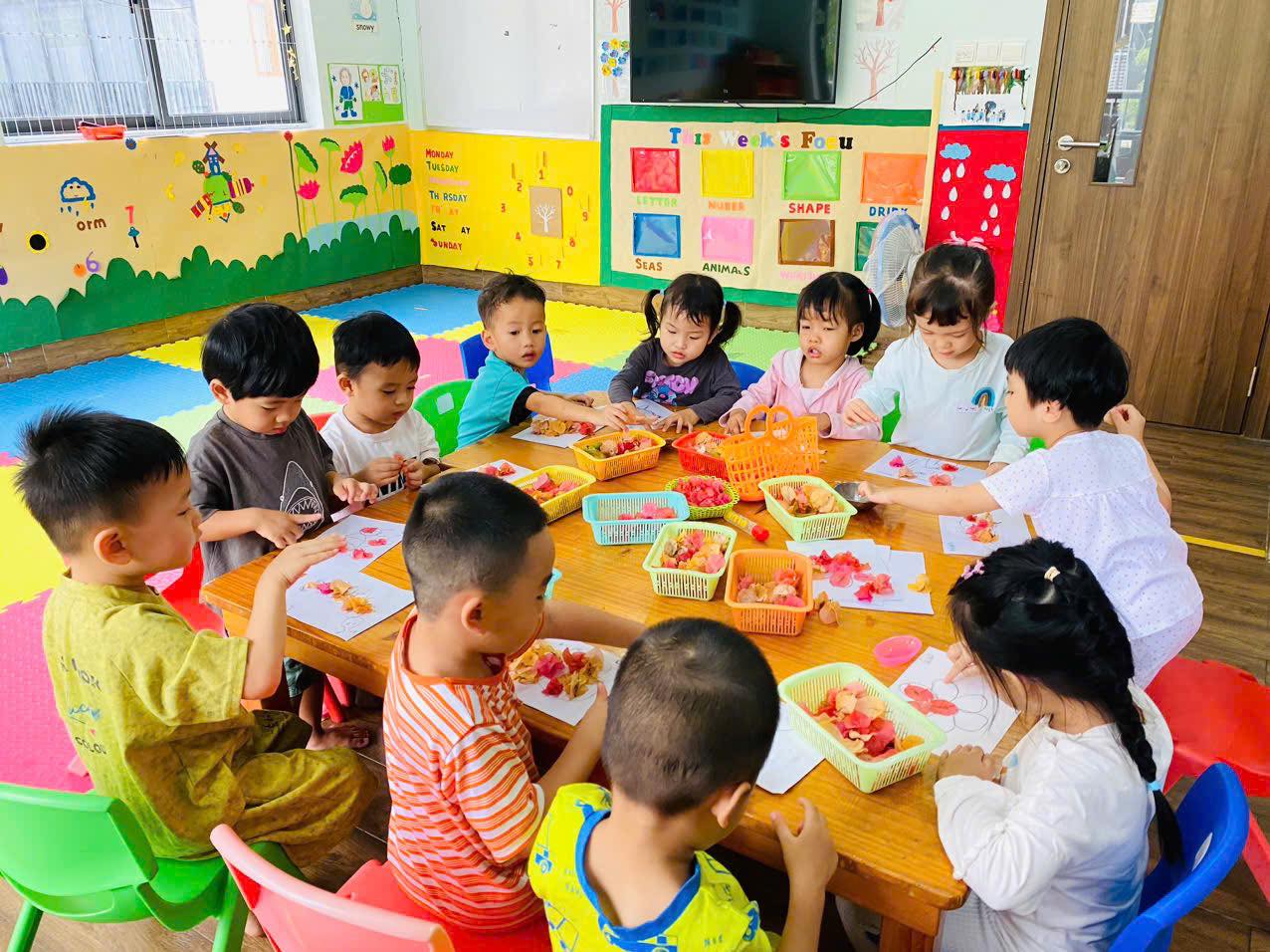 Picasso class – students on a field trip observing nature