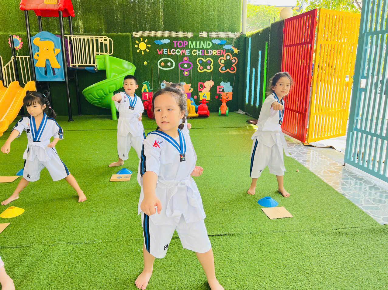 Học sinh luyện tập Taekwondo trong đồng phục