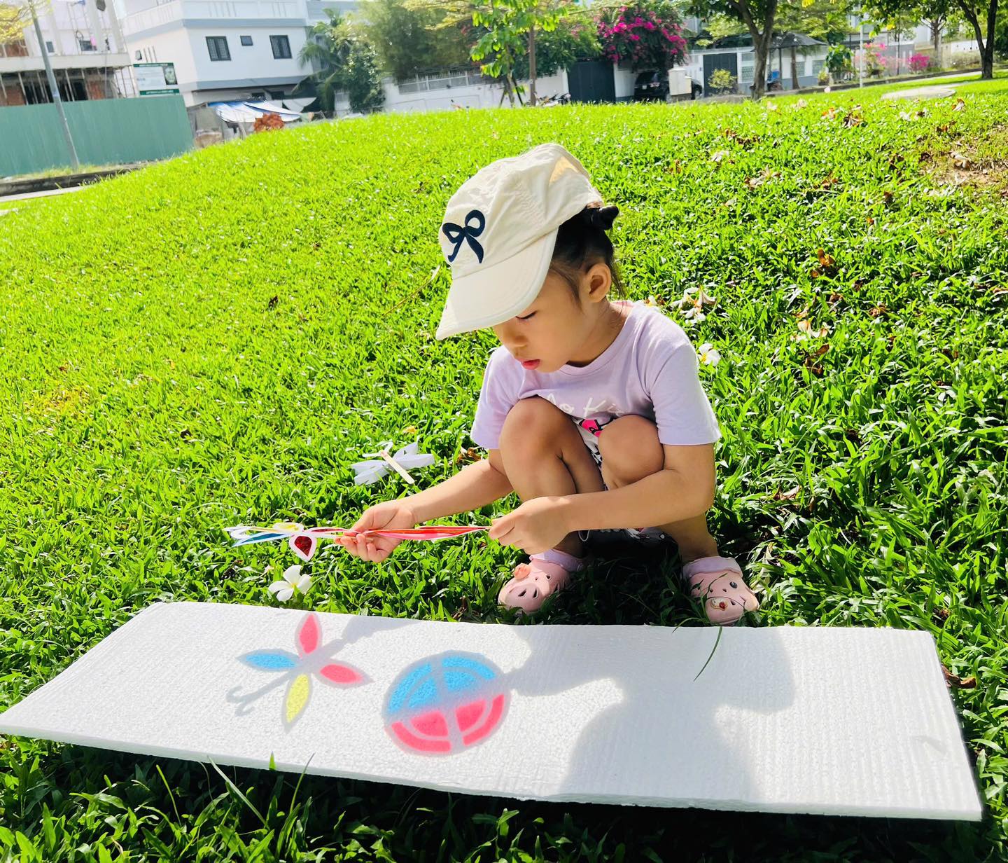 Trẻ em khám phá cát và ánh sáng ngoài trời
