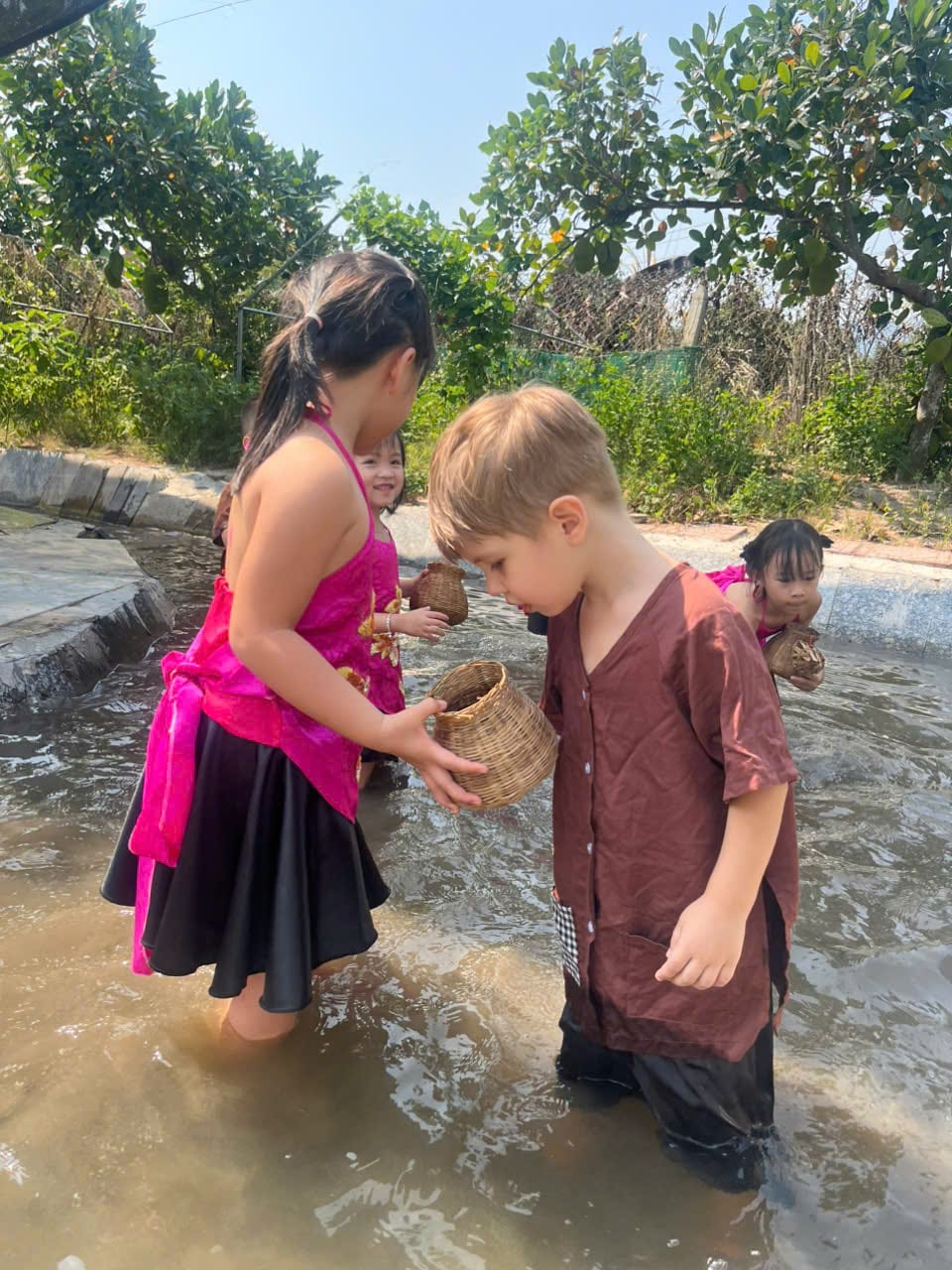 Bắt cá ở làng Bưởi 🐟